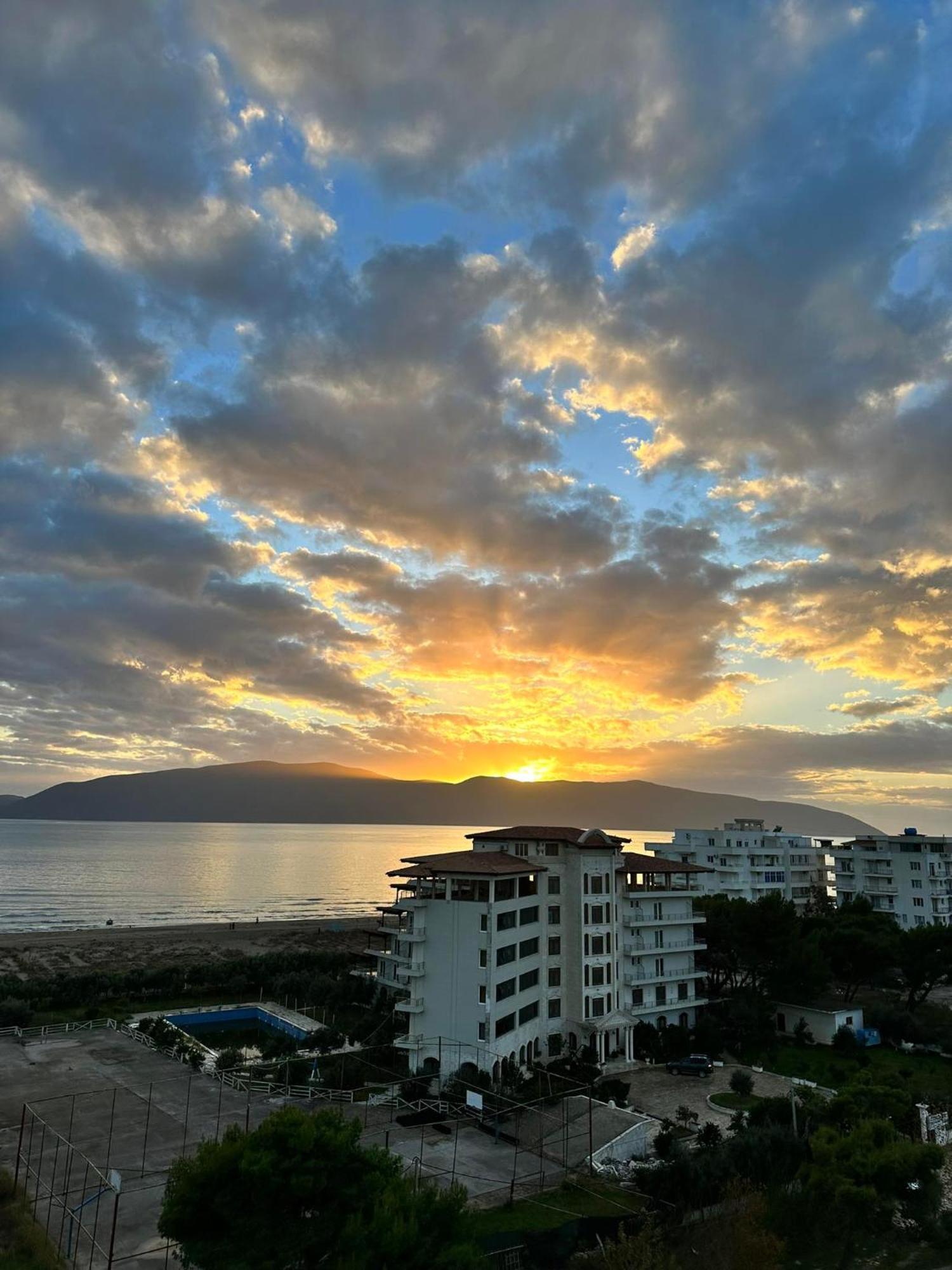 Sea View Apartment Luxury Вльора Екстер'єр фото