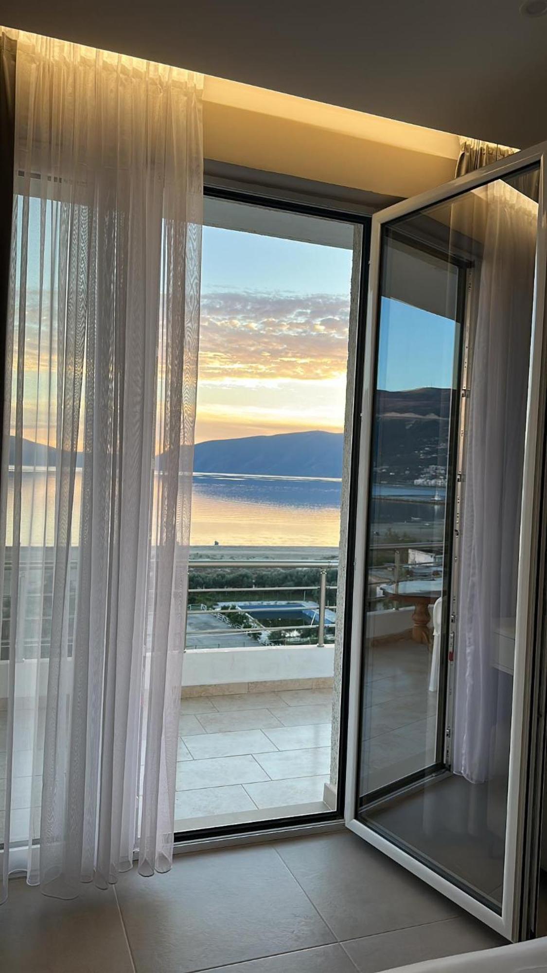 Sea View Apartment Luxury Вльора Екстер'єр фото
